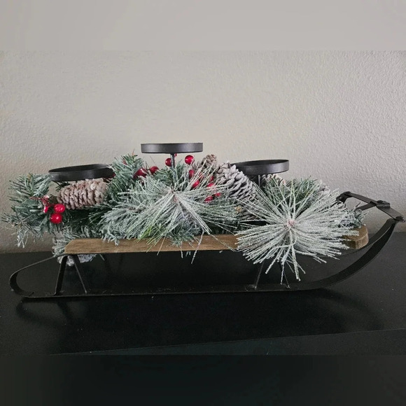 Christmas sleigh frosted pine and red berries candle holder - Picture 2 of 11